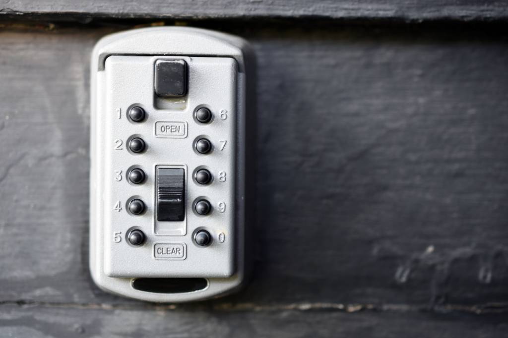 boite clés code accès hôtes location Airbnb gestion arrivée autonome logement sécurité